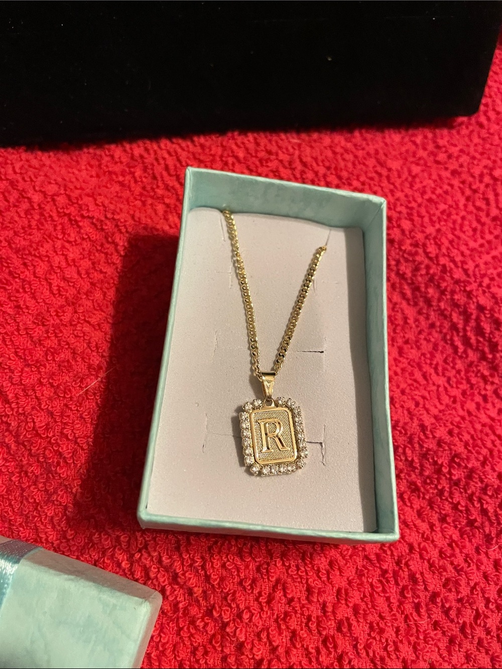 Gold Initial 'R' Pendant Necklace - Elegant Women's Jewelry - Picture 4 of 5